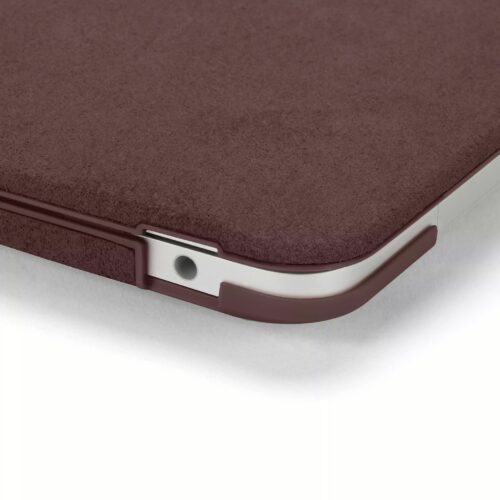 เคส Incase รุ่น Textured Hardshell in NanoSuede - Macbook Air 13" with Retina Display (2018/2019) - สี Merlot - Image 6