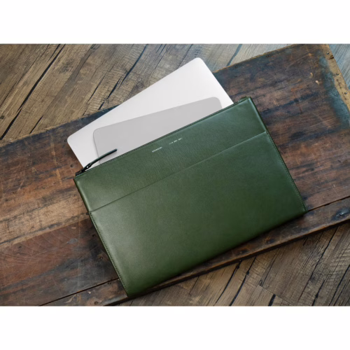 GRAMS(28) รุ่น 114 Leather Folio - ซองใส่ MacBook Air 13" (M2/M3) / MacBook Pro 13" (M1/M2) - สี Nappa Olive - Image 2