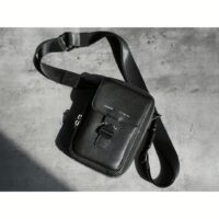 GRAMS(28) รุ่น 173 Vertical Sling (Pebbled Leather) - กระเป่า - สี Black