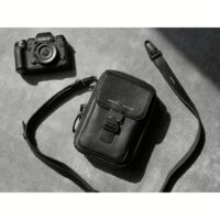 GRAMS(28) รุ่น 173 Vertical Sling (Pebbled Leather) - กระเป่า - สี Black